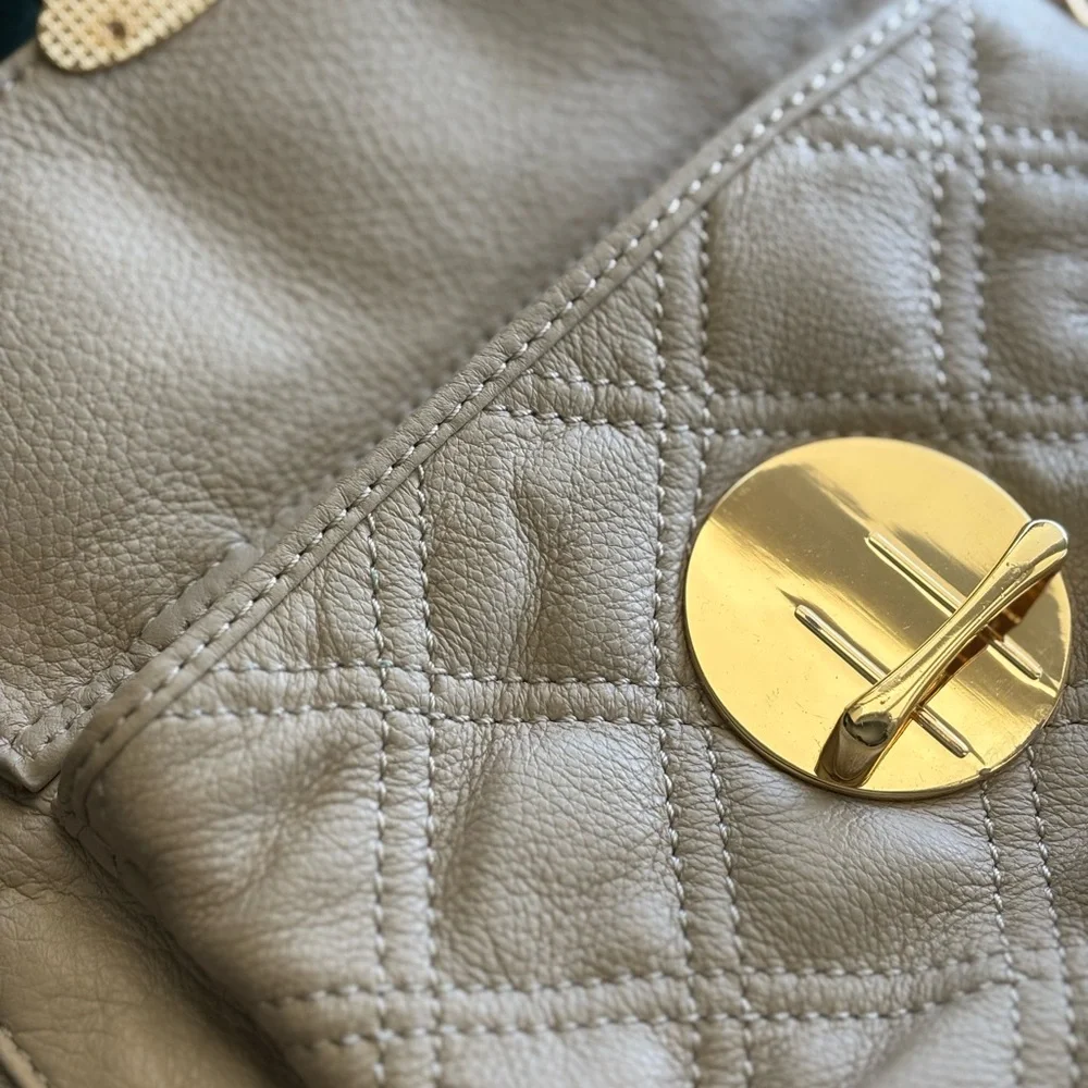 Audrey Brooke Cream Quilted Crossbody Bag - Picture 12 of 16
